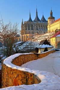 Fußweg am Weinhang mit Jesuitenkolleg und Barbarakirche, Kutna Hora, ( Kuttenberg ), Mittelböhmen, Böhmen, Tschechien, UNESCO-Weltkulturerbe Fußweg am Weinhang mit Jesuitenkolleg und Barbarakirche, Kutna Hora, ( Kuttenberg ), Mittelböhmen, Böhmen, Tschechien, UNESCO-Weltkulturerbe
